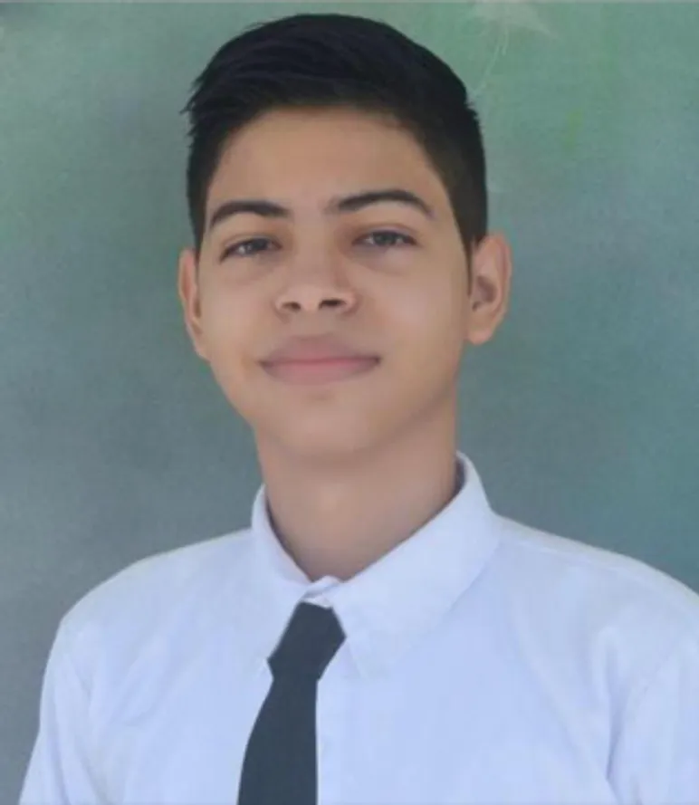 Ilustración de una persona sonriente con su psicóloga, representando bienestar y crecimiento personal